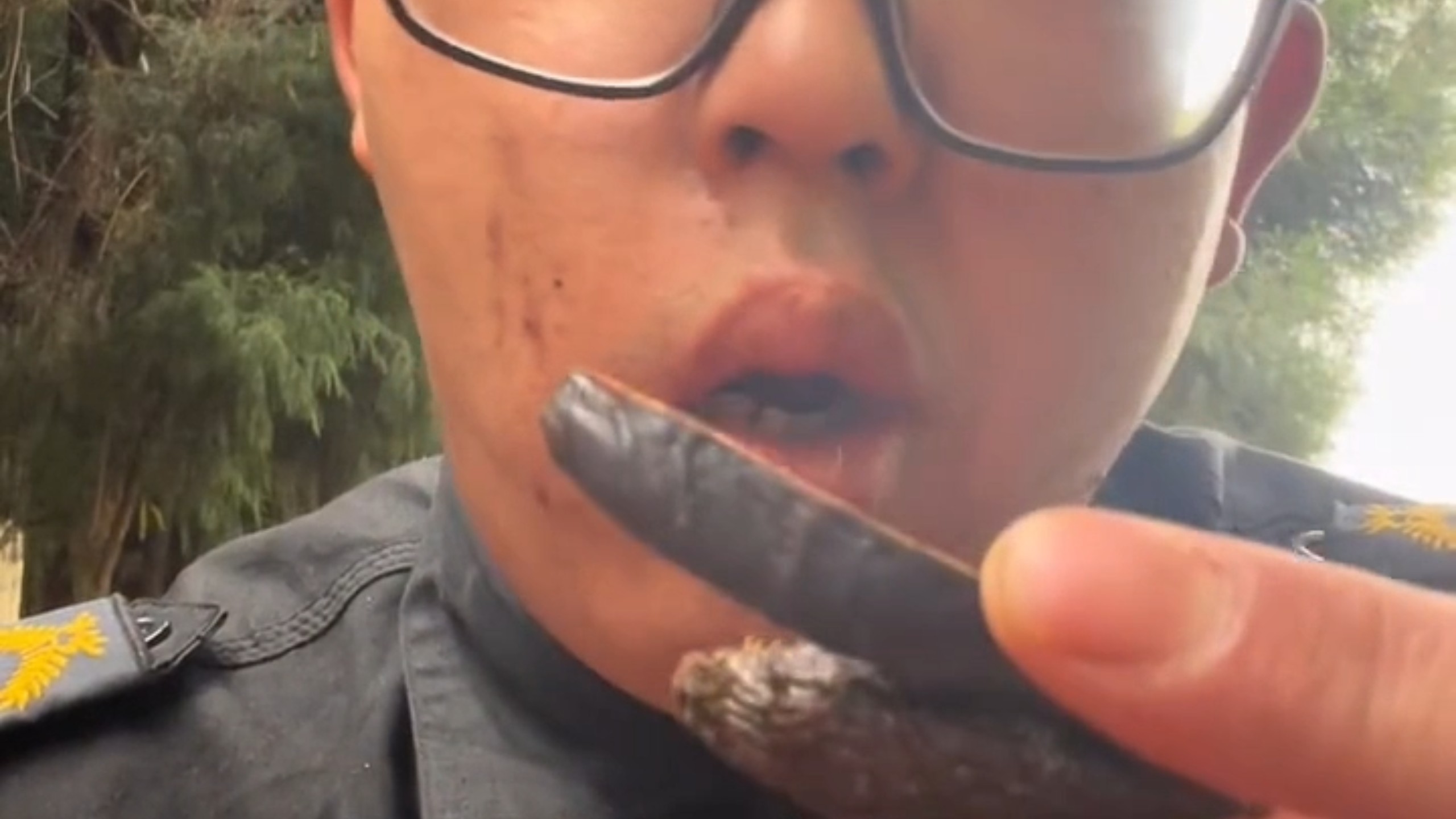 老湘TV之湖南一男子在口腔医院门口嚼槟榔，贴脸开大属实是，主打一个问题不大